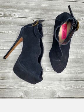 Betsey Johnson "Elianna" Sueded Leather Booties Size 6